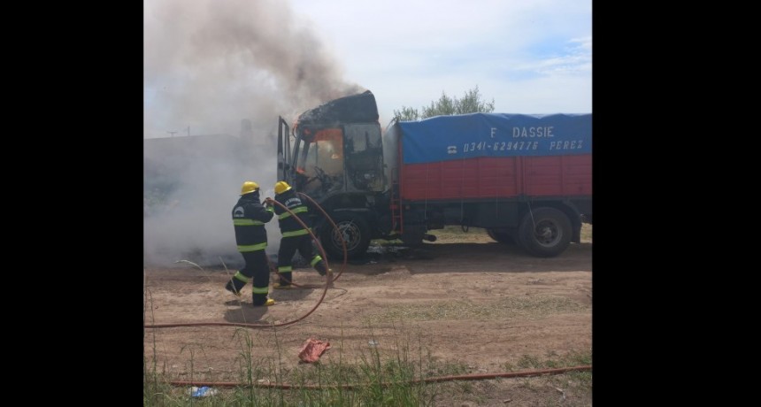 Villa &Aacute;ngela: SE INCENDI&Oacute; UN CAMI&Oacute;N Y BOMBEROS INTERVINO PARA EXTINGUIR LAS LLAMAS