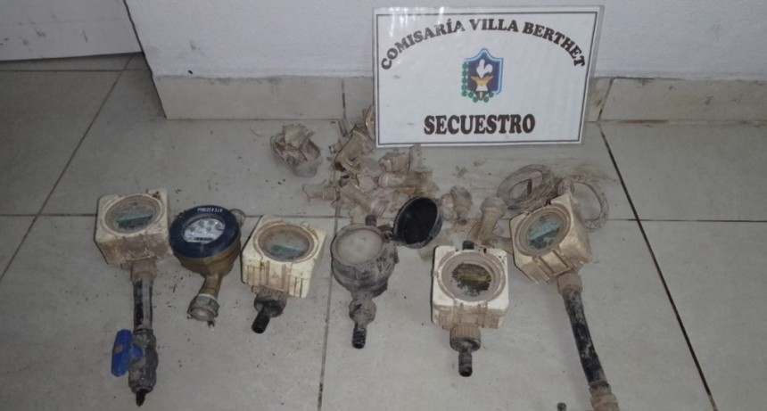 Villa Berthet: DETIENEN A DOS PERSONAS QUE ROBABAN MEDIDORES DE SERVICIO DE AGUA POTABLE