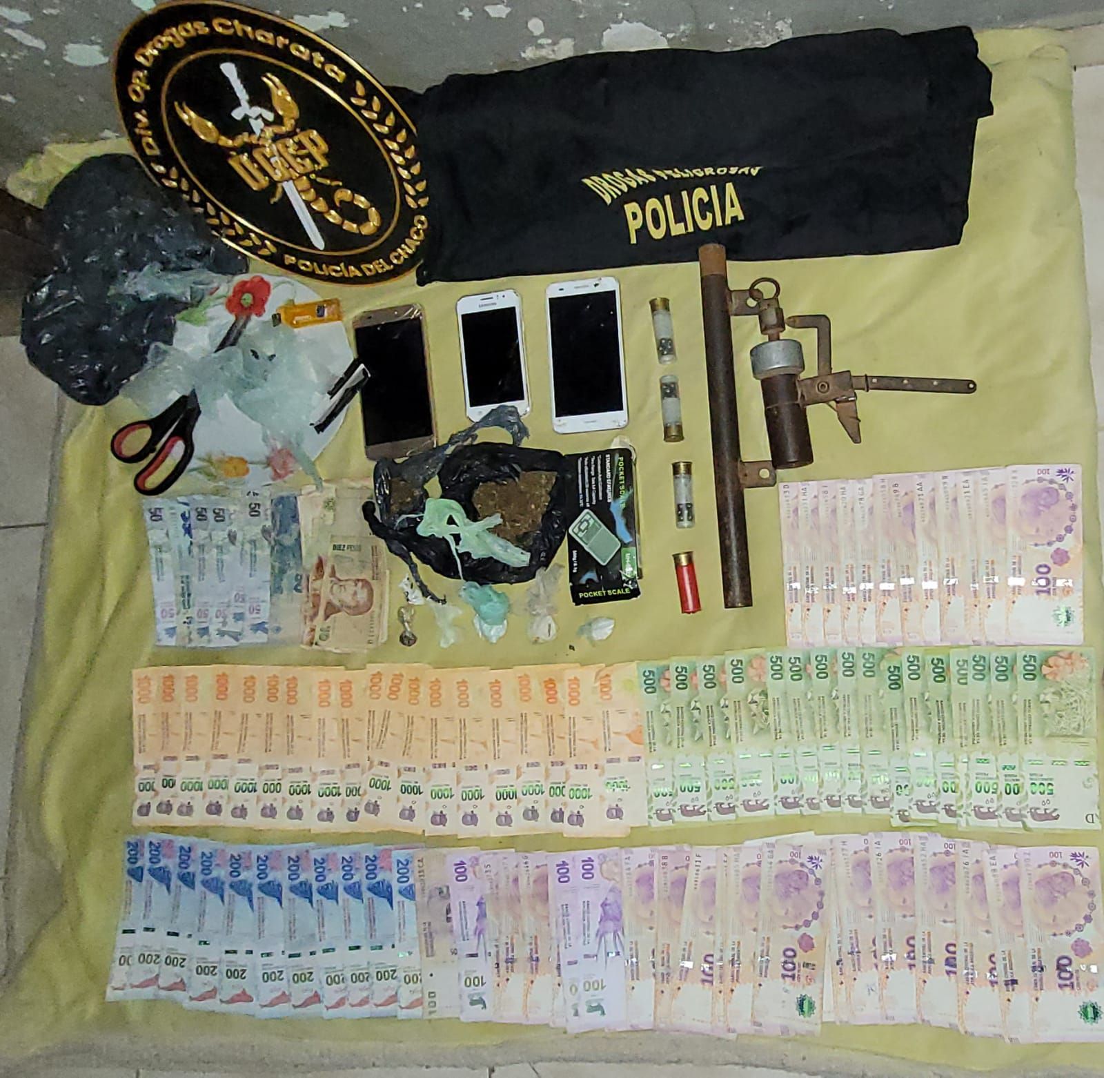 Golpe al narcomenudeo en Las Bre&ntilde;as: Secuestran drogas, arma de fuego y dinero en allanamiento simult&aacute;neo