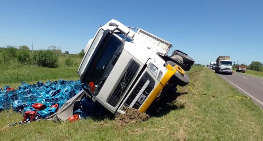 San Mart&iacute;n: Volc&oacute; un cami&oacute;n que transportaba cajones de cervezas