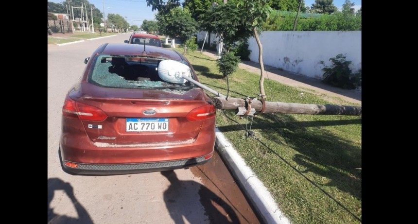 Villa Berthet: UN POSTE DE LUZ CAY&Oacute; SOBRE UN AUTO EN FRENTE AL MUNICIPIO DE LA LOCALIDAD