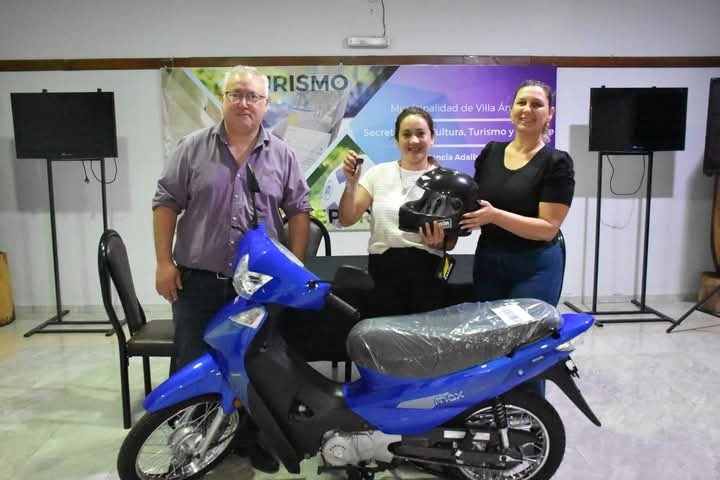 EL MUNICIPIO DE VILLA ÁNGELA ENTREGA UNA MOTOCICLETA A EMPLEADA MUNICIPAL GANADORA DEL SORTEO POR EL DÍA DEL EMPLEADO MUNICIPAL