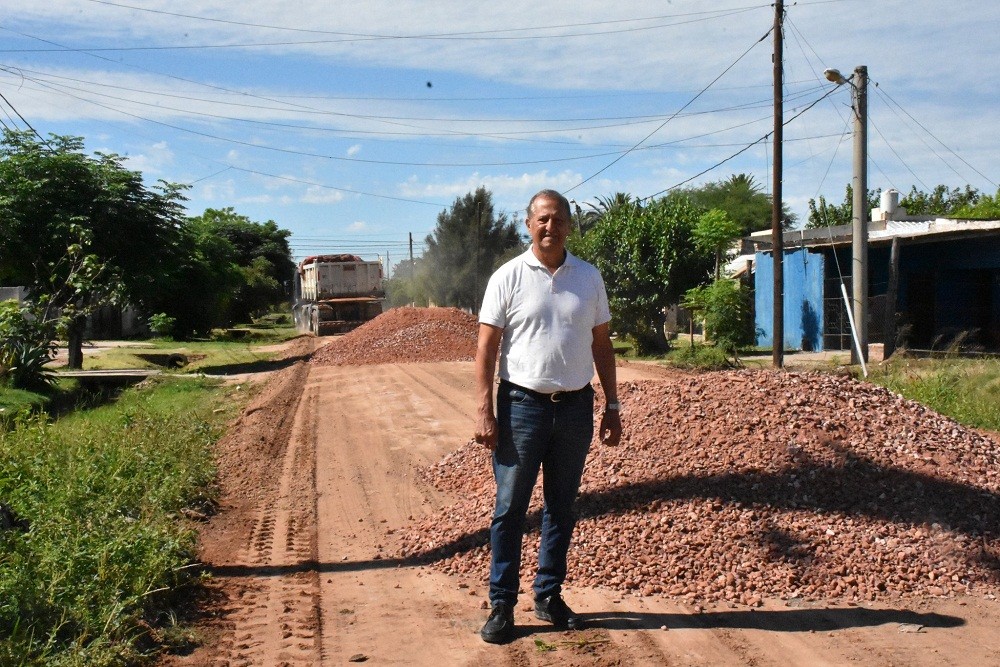 Villa Ángela: EL INTENDENTE PAPP SUPERVISÓ LOS TRABAJOS DE RELLENO, COMPACTACIÓN Y RIPIADO EN CALLE JUAN CARLOS MONZÓN