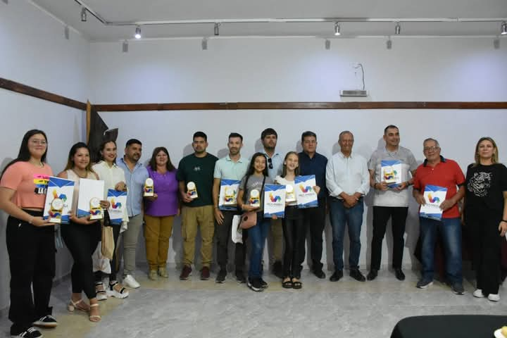 EL INTENDENTE ADALBERTO PAPP ENCABEZÓ EL HOMENAJE A DESTACADOS DEPORTISTAS, ARTISTAS Y MÚSICOS EN LA CASA DEL BICENTENARIO