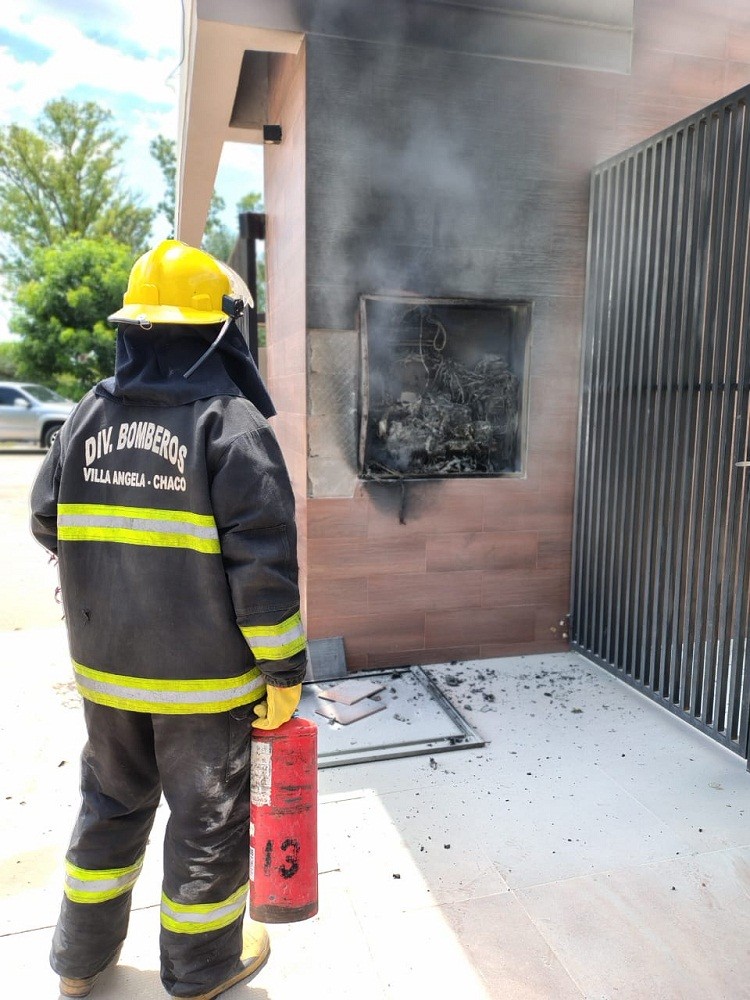 Villa Ángela: SE PRODUJO UN INCENDIÓ DE TABLERO ELÉCTRICO EN EL COMPLEJO DE DEPARTAMENTOS “GLORIA”