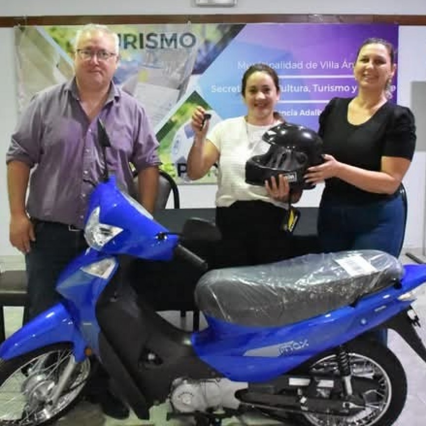EL MUNICIPIO DE VILLA &Aacute;NGELA ENTREGA UNA MOTOCICLETA A EMPLEADA MUNICIPAL GANADORA DEL SORTEO POR EL D&Iacute;A DEL EMPLEADO MUNICIPAL