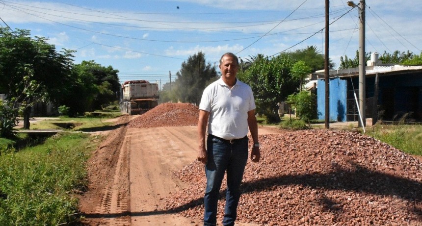 Villa &Aacute;ngela: EL INTENDENTE PAPP SUPERVIS&Oacute; LOS TRABAJOS DE RELLENO, COMPACTACI&Oacute;N Y RIPIADO EN CALLE JUAN CARLOS MONZ&Oacute;N