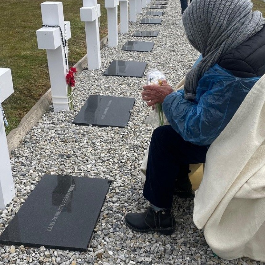  Villa &Aacute;ngela: EMILIA CON 93 A&Ntilde;OS VOLVI&Oacute; A MALVINAS Y PUDO DEJAR EN LA TUMBA DE SU HIJO UNAS FLORES HECHAS POR SUS PROPIAS MANOS 