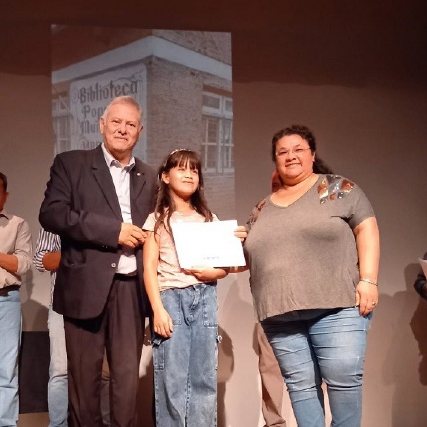 Villa &Aacute;ngela: AUTORIDADES MUNICIPALES ACOMPA&Ntilde;ARON LA ENTREGA DE CERTIFICADOS DE FINALIZACI&Oacute;N DE CURSOS DE LA BIBLIOTECA &ldquo;MARCELO DE PHILIPPIS&rdquo;
