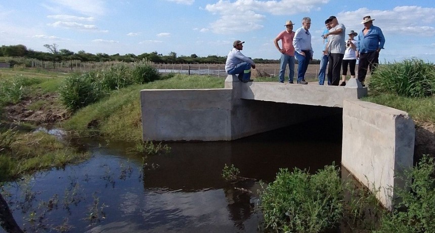 Mes&oacute;n de Fierro: LA APA, VIALIDAD PROVINCIAL Y CONSORCIOS CAMINEROS COMPLETARON TRABAJOS DE MANTENIMIENTO DEL CANAL RURAL