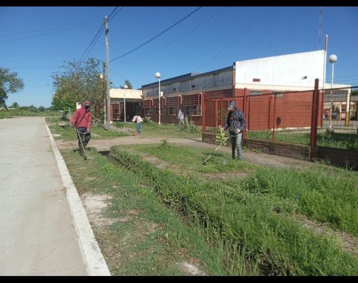 SE REALIZAN TAREAS DE DESMALEZAMIENTO Y SANEAMIENTO EN LA CIUDAD