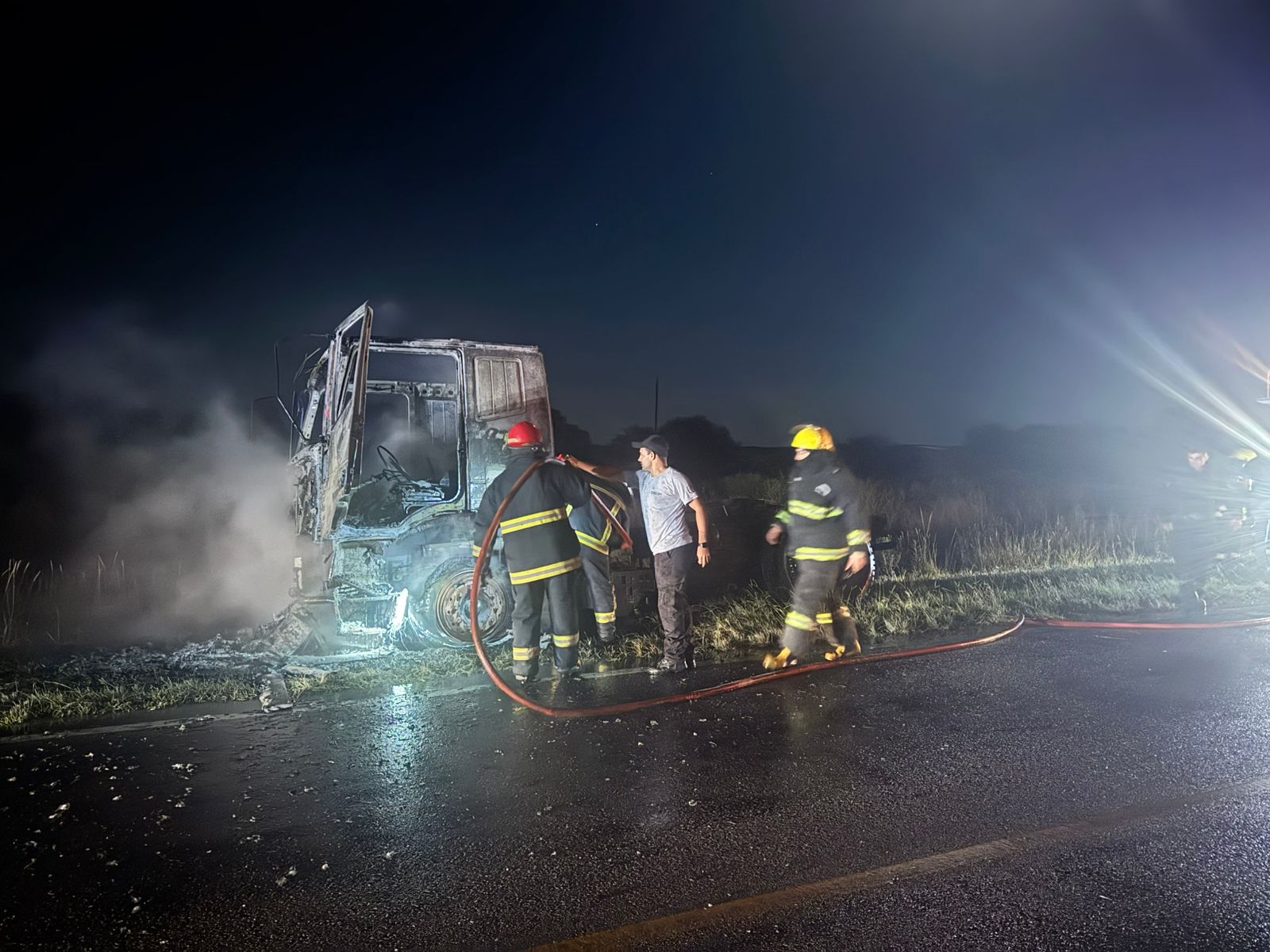 SOFOCAN INCENDIO DE UN CAMIÓN EN PLENA RUTA