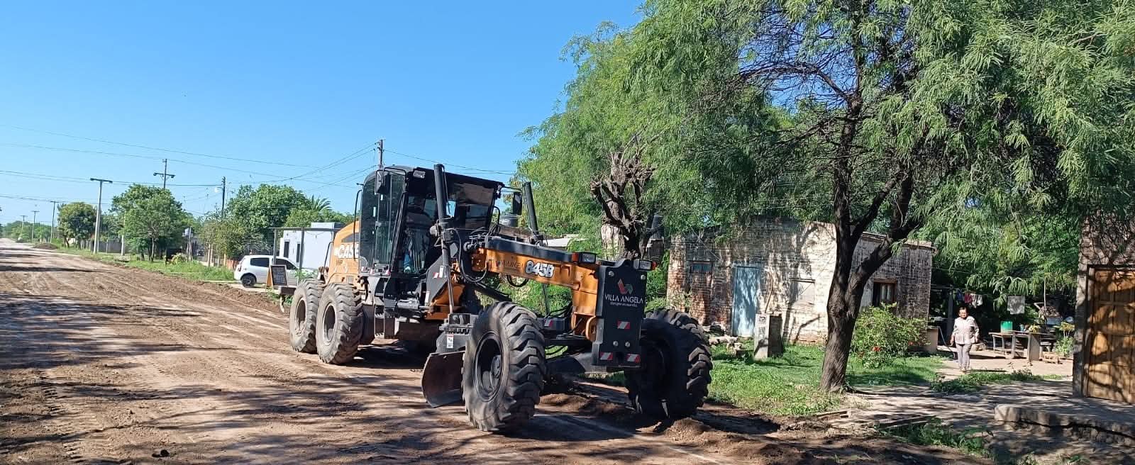 TRAS LAS LLUVIAS EL MUNICIPIO AVANZA EN LA MEJORA DE LAS CALLES CON PERFILADOS Y RELLENOS