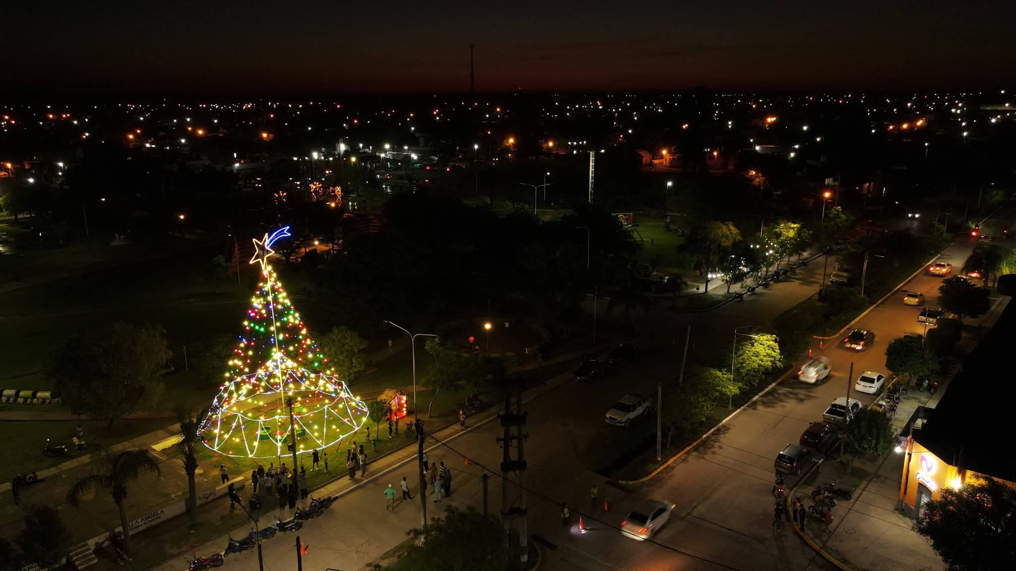 ENCENDIDO DE LUCES DEL ÁRBOL NAVIDEÑO GIGANTE EN EL PARQUE DEL CENTENARIO