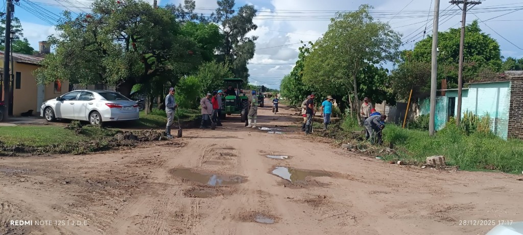 Villa Ángela: EL MUNICIPIO REALIZA LA LIMPIEZA DE NUEVOS SECTORES DE CUNETAS, ALCANTARILLAS Y DESAGÜES