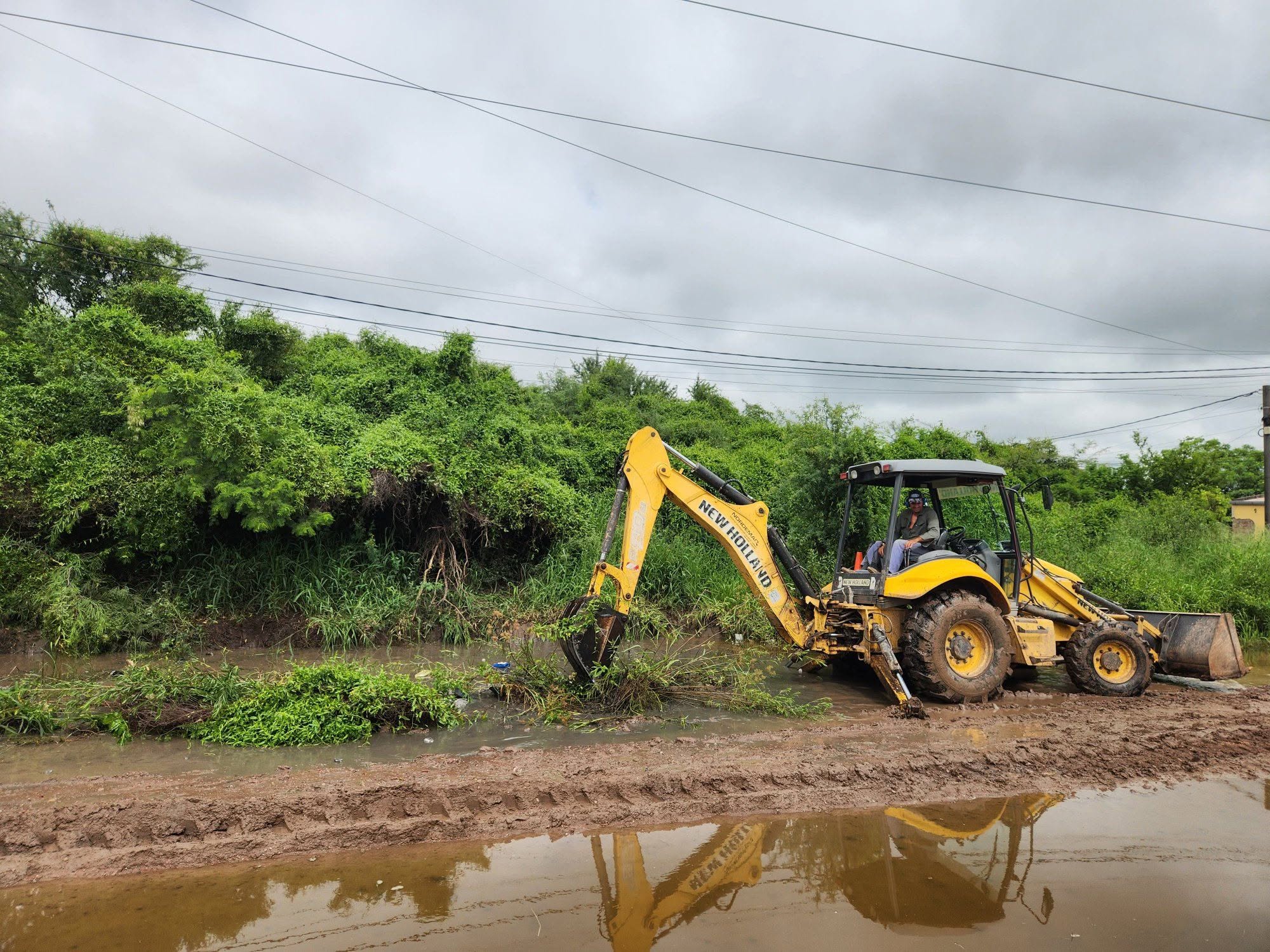 LOS EQUIPOS DE TRABAJO DEL MUNICIPIO CONTINÚAN CON LOS TRABAJOS DE LIMPIEZA DE CUNETAS Y ALCANTARILLAS 