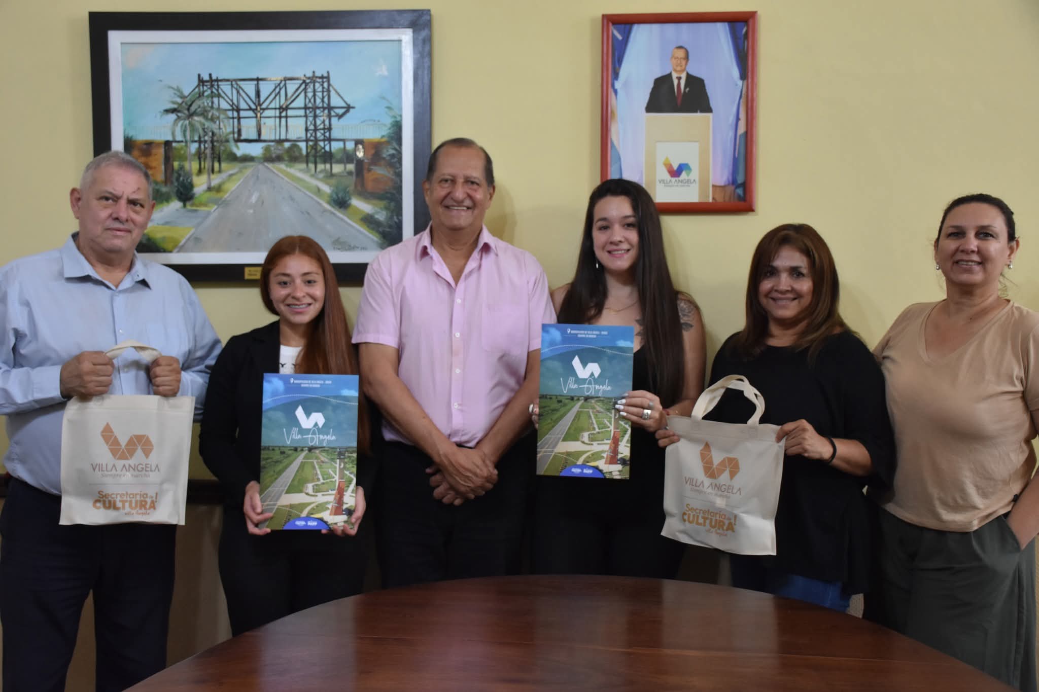 EL INTENDENTE ADALBERTO PAPP DESTACÓ A LAS JUGADORAS DE PADEL EMILCE DE ARRIBA E IVON ROMERO 