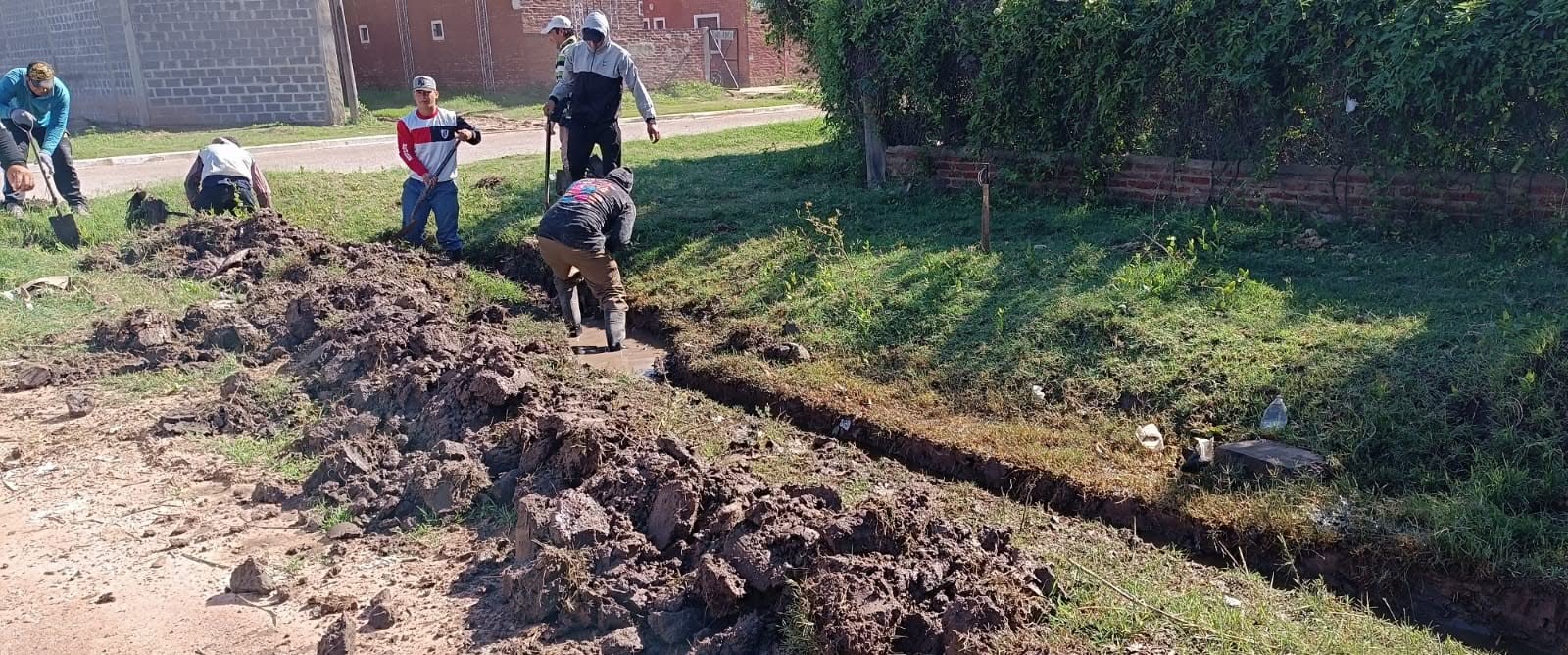 EL MUNICIPIO AVANZA CON LA LIMPIEZA Y PROFUNDIZACIÓN DE CUNETAS EN DIVERSOS SECTORES DE LA LOCALIDAD
