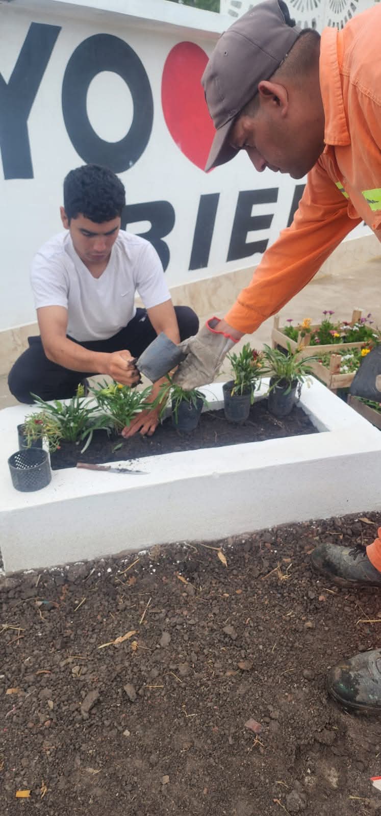 EL MUNICIPIO REALIZA TRABAJOS DE PARQUIZACIÓN EN EL ACCESO OESTE