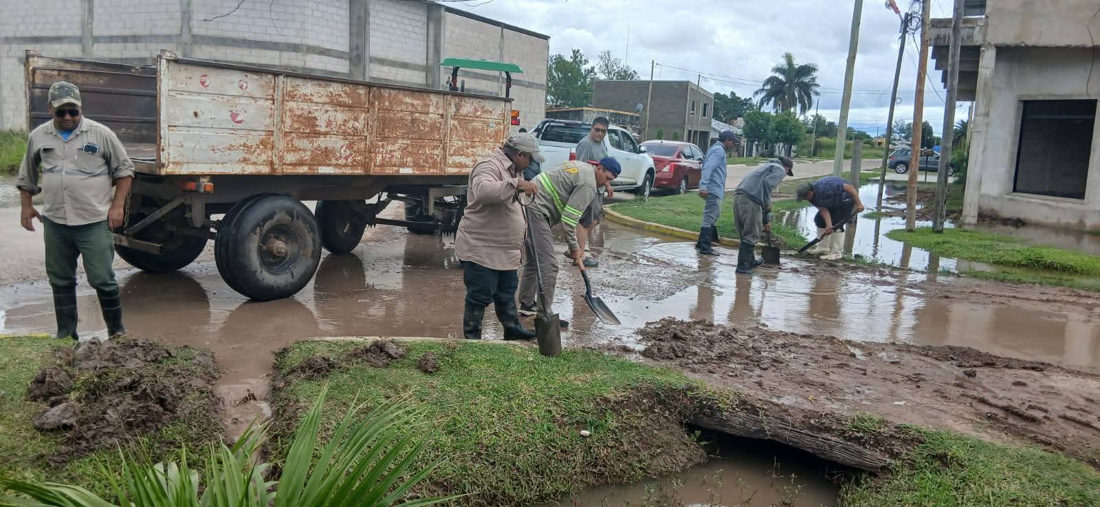 CONTINÚA LA LIMPIEZA DE CUNETAS LUEGO DE INTENSAS LLUVIAS