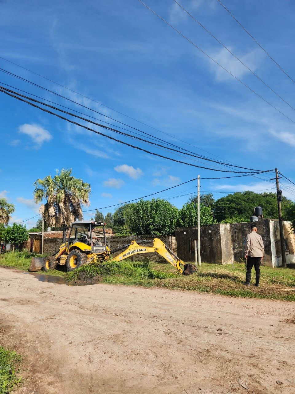 EL MUNICIPIO INTENSIFICA TAREAS DE LIMPIEZA DE CANALES Y ALCANTARILLAS PARA EL RAPIDO ESCURRIMIENTO DEL AGUA